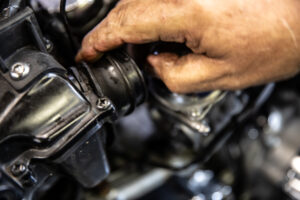 Removal of Triumph Speedmaster America air box rubber boots. 