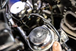 Disconnecting the TPS switch from the wiring harness on the Triumph Speedmaster America OEM carbs. 