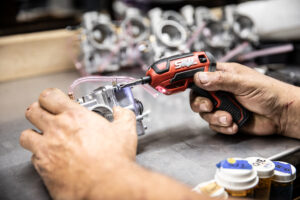 Removing the screws off of a Mikuni VM series carburetor. 